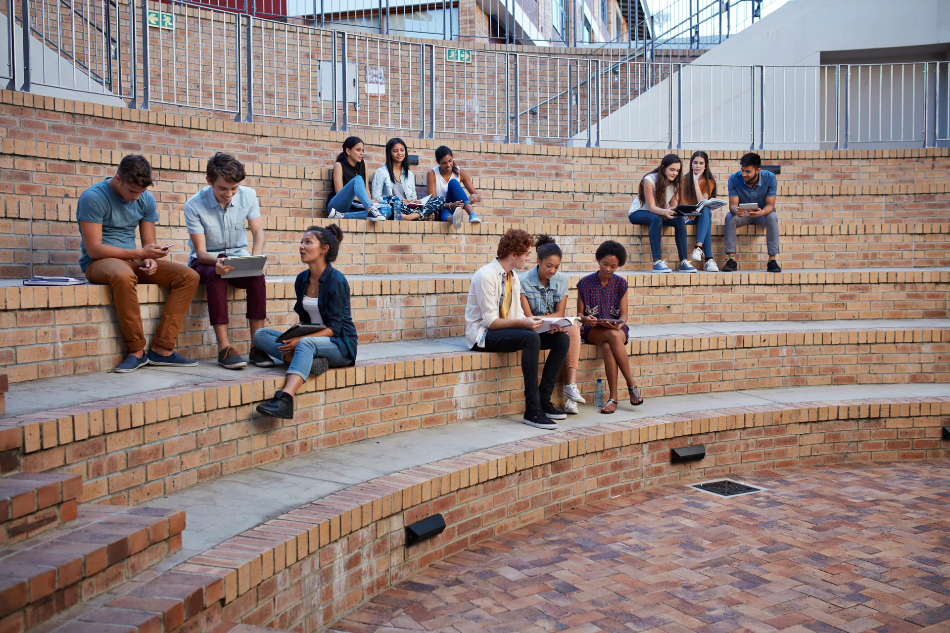 Estudiantes estudiando juntos en grupo