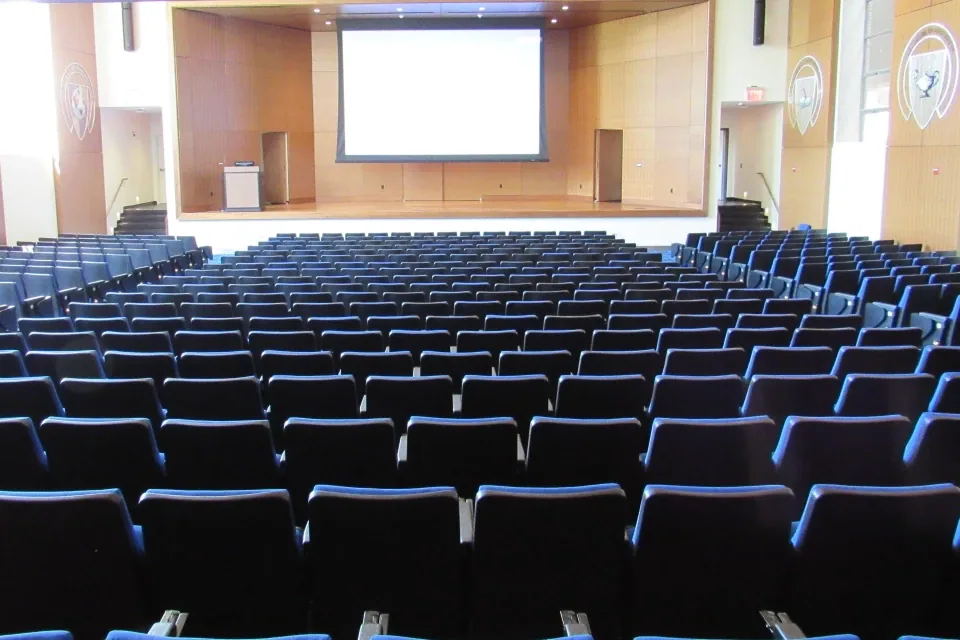 Auditório com tela de projeção