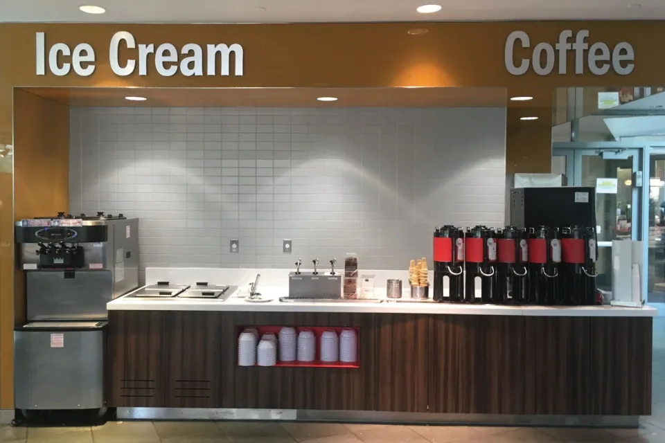Mostrador de helados y café en el comedor