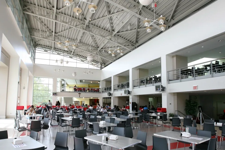 Las dos plantas del comedor Montgoris Dining Hall