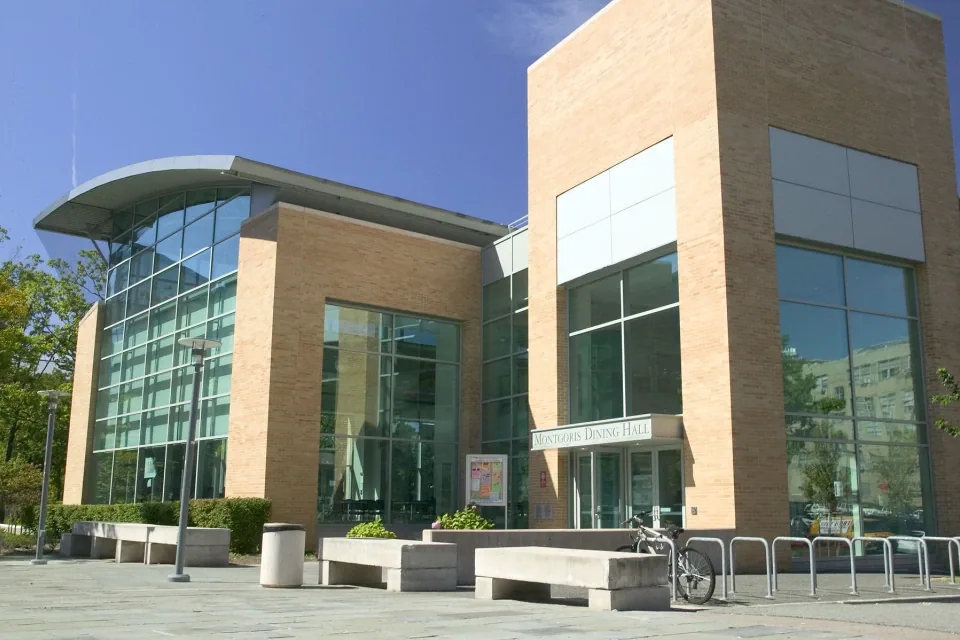 Exterior del comedor Montgoris Dining Hall