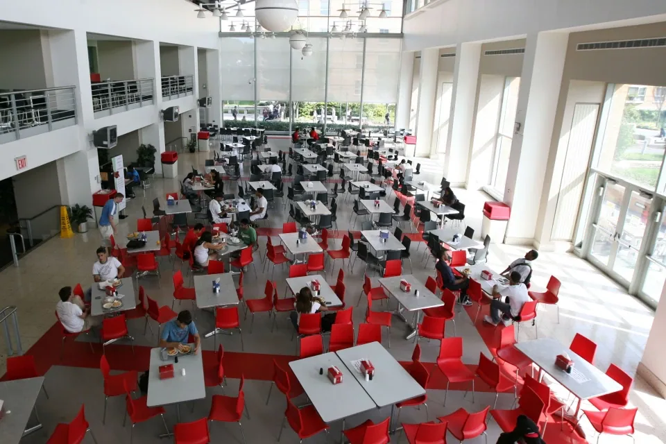 Estudiantes comiendo en el comedor Montgoris Dining Hall