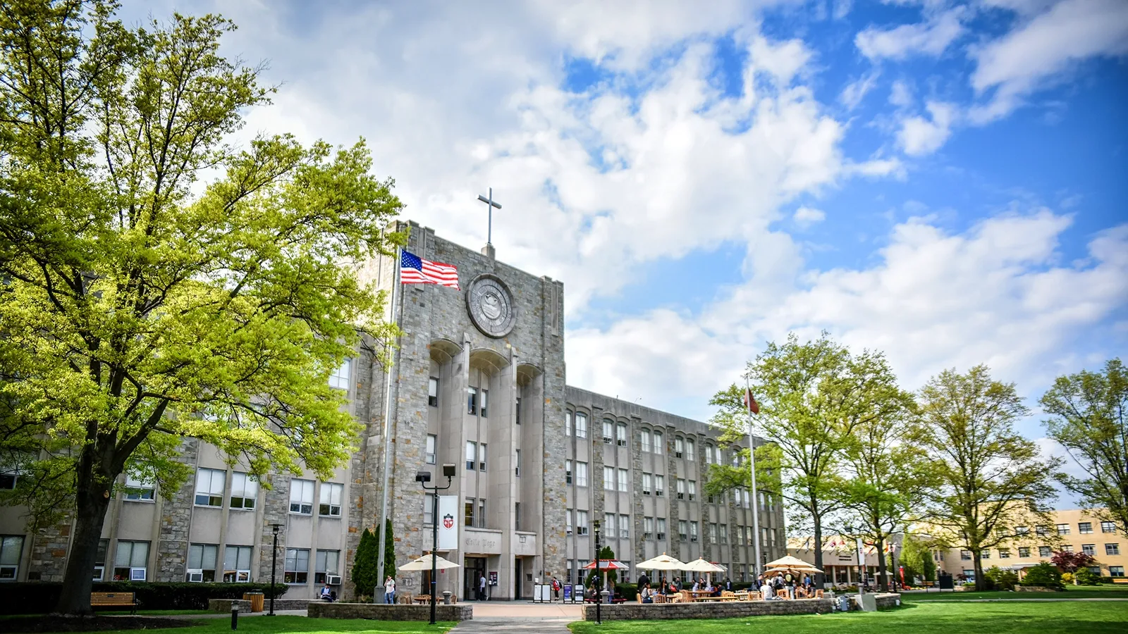 Jardins arborizados e edifício académico da St. John’s University
