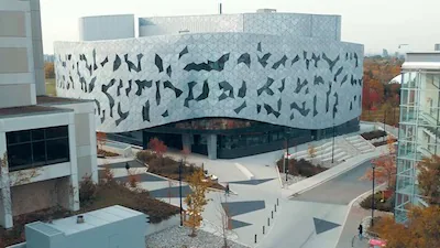 Edificio moderno de fachada decorada en el campus Keele