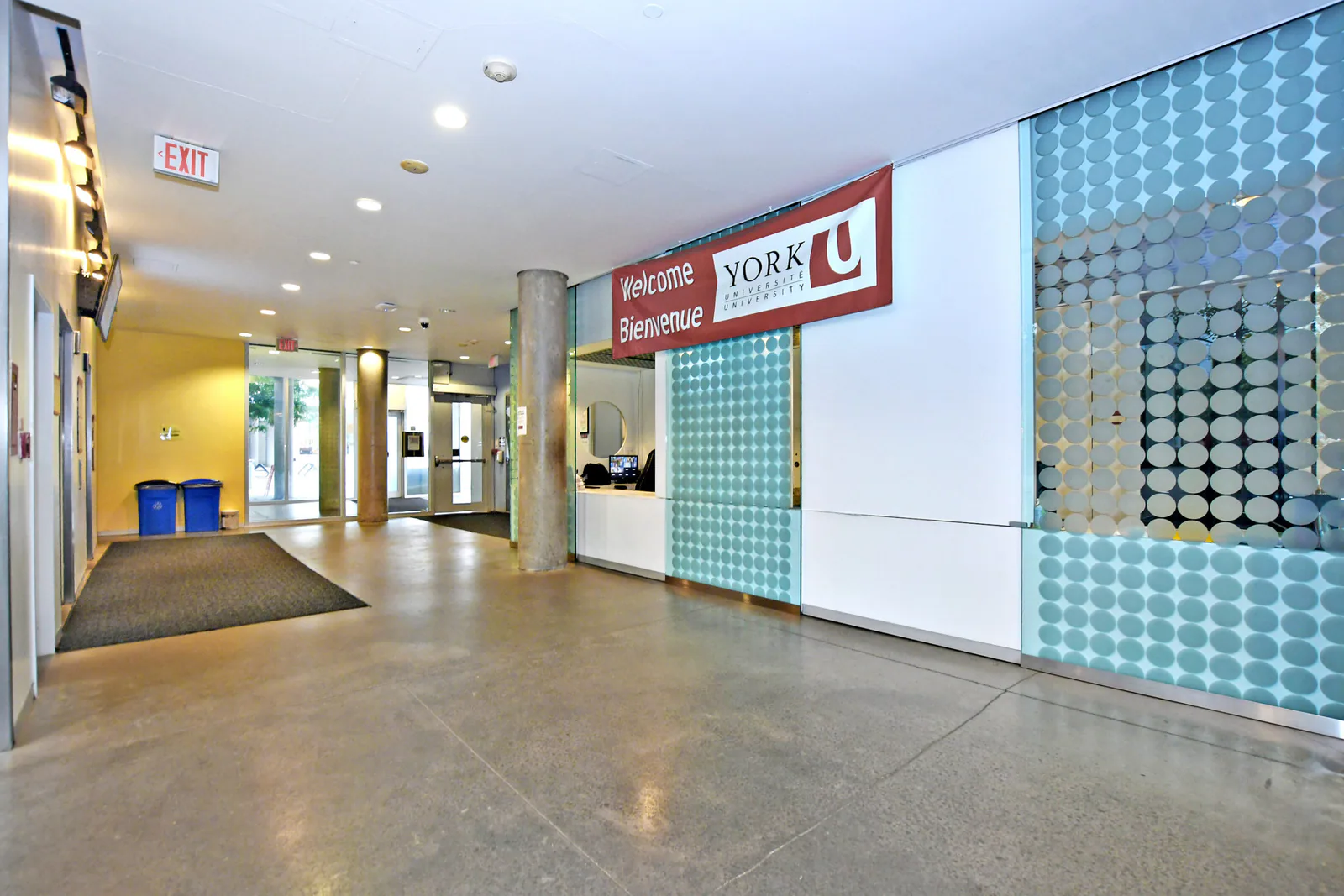 Saguão com placa de boas-vindas da York University